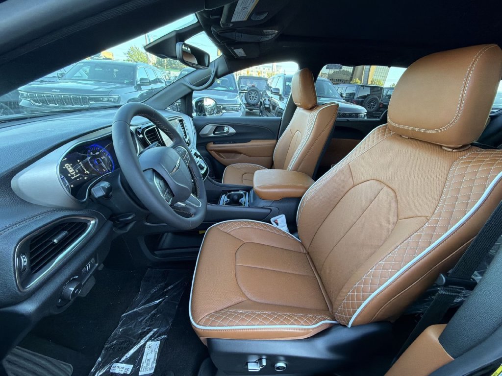 Used 2026 Chrysler Pacifica Pinnacle FWD image 13