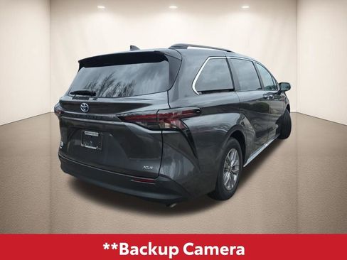 Used 2025 Toyota Sienna XLE image 4