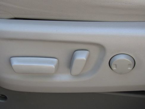 Used 2015 Toyota Sienna XLE Premium FWD image 12