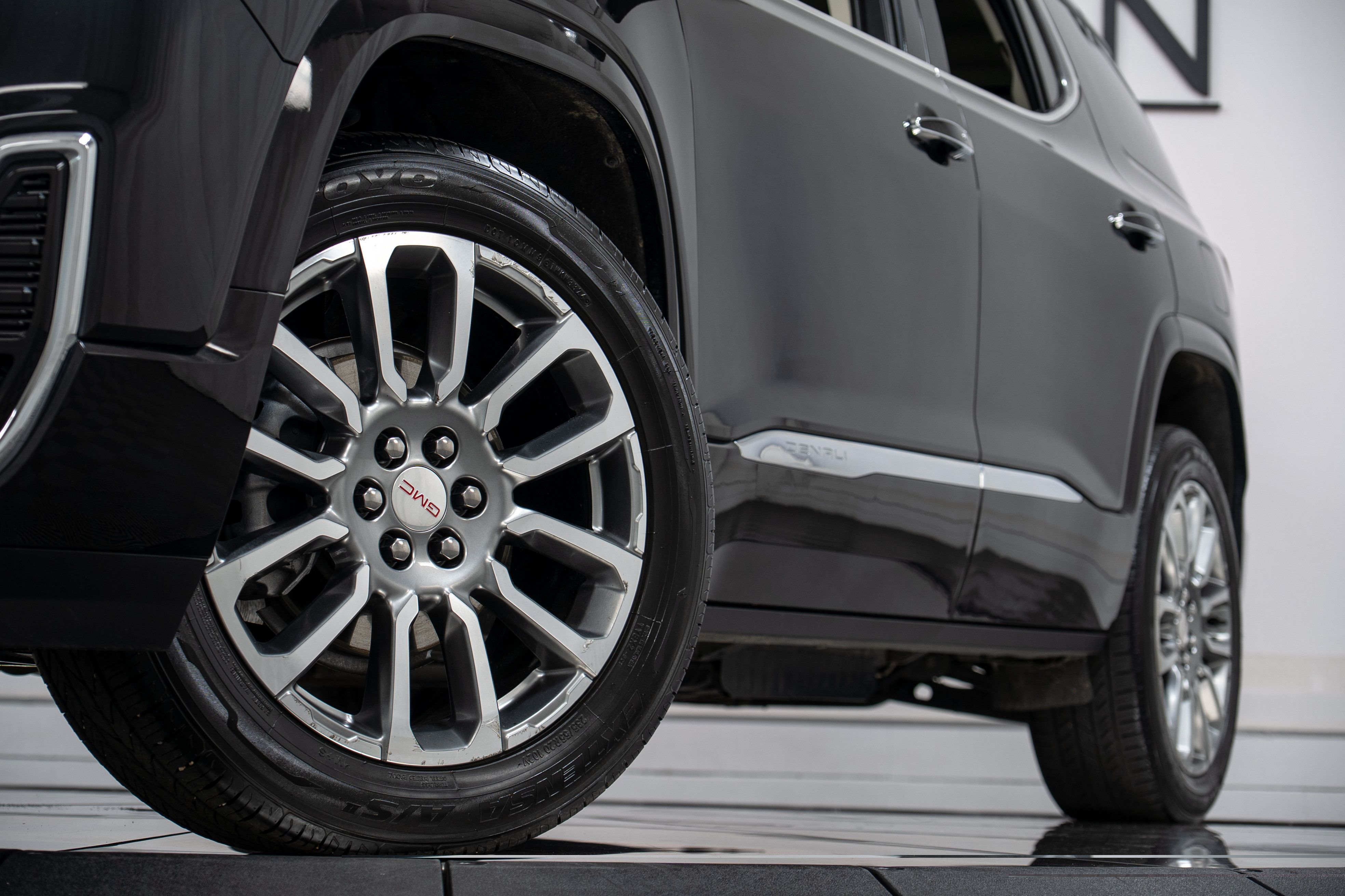 Used 2023 GMC Acadia Denali w/ Denali Ultimate Package FWD image 28