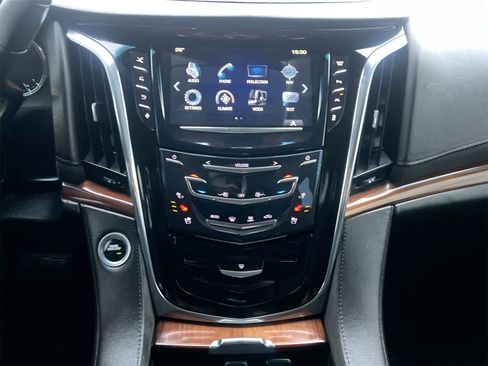 Used 2016 Cadillac Escalade Premium image 26
