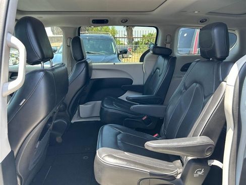 Used 2018 Chrysler Pacifica Limited FWD image 25