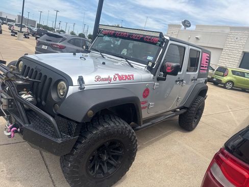 Used 2010 Jeep Wrangler Unlimited Sahara AWD/4WD image 1