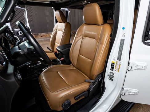 Used 2023 Jeep Gladiator Rubicon w/ Cold Weather Group image 31