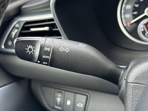 Used 2023 Genesis G70 2.0T image 15