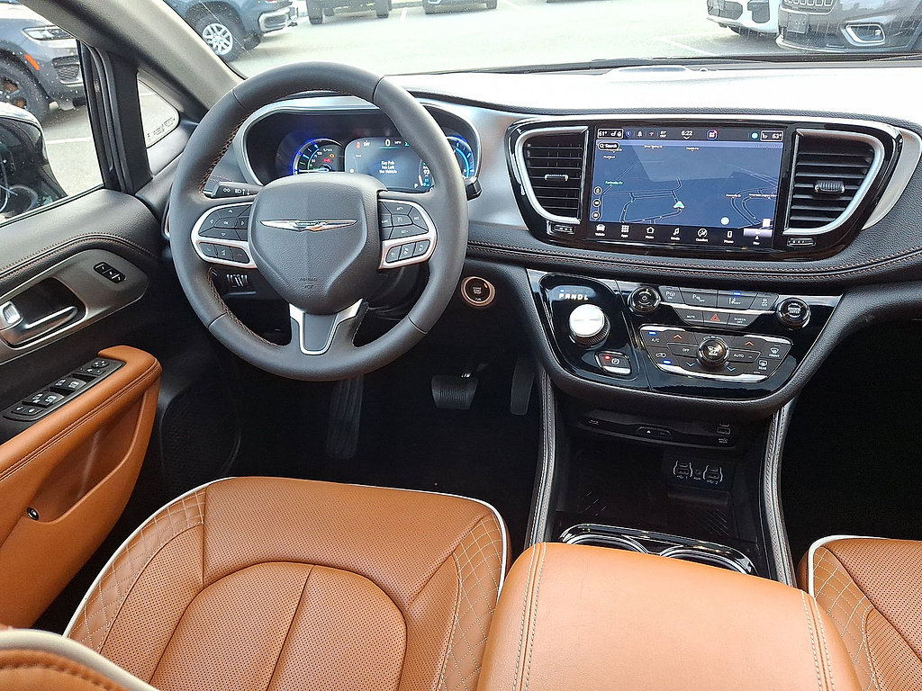 Used 2025 Chrysler Pacifica Pinnacle FWD image 15