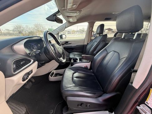Used 2020 Chrysler Pacifica Touring-L image 11