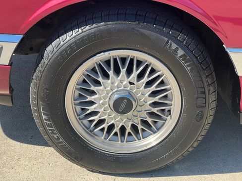 Used 1990 Lincoln Town Car image 19