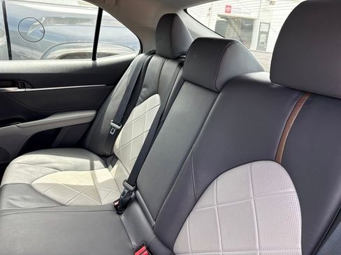 Used 2018 Toyota Camry XLE FWD image 19