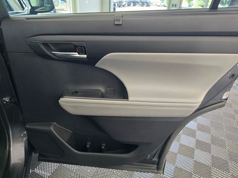 Used 2022 Toyota Highlander XLE AWD/4WD image 42