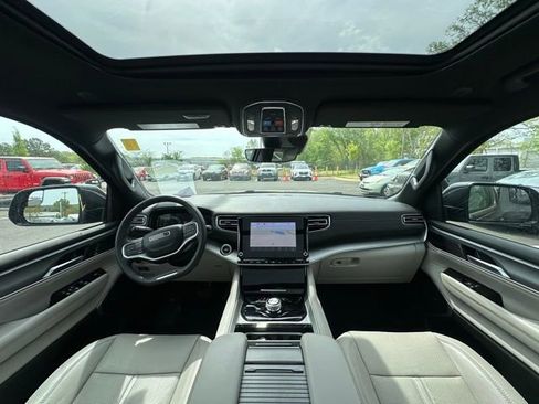 Used 2025 Jeep Wagoneer 4WD w/ Premium Group I image 2