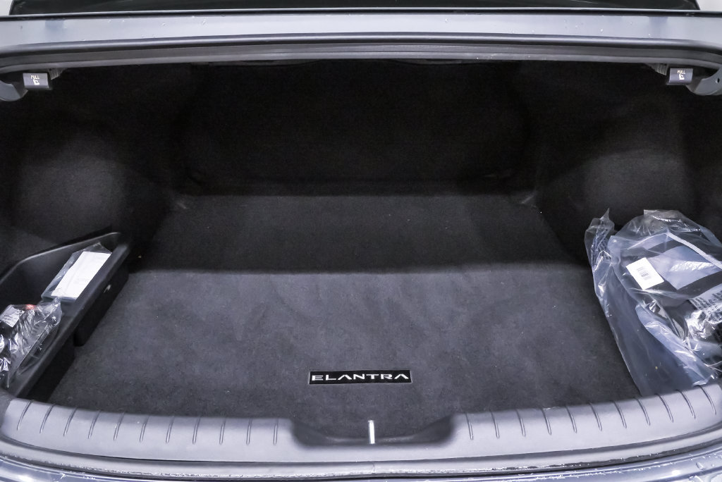 Certified 2026 Hyundai Elantra SE w/ Cargo Package FWD image 21