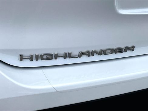 Used 2023 Toyota Highlander LE FWD image 30