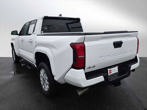 Certified 2025 Toyota Tacoma SR5 AWD/4WD image 5