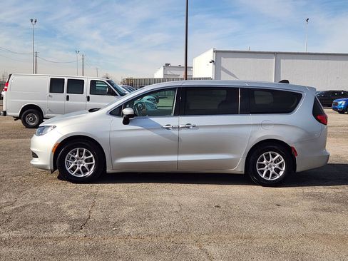 Used 2023 Chrysler Voyager LX image 4