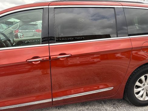 Used 2018 Chrysler Pacifica Touring-L FWD image 14