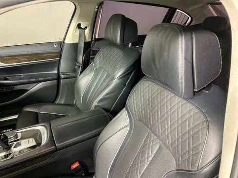 Used 2020 BMW 740i image 8