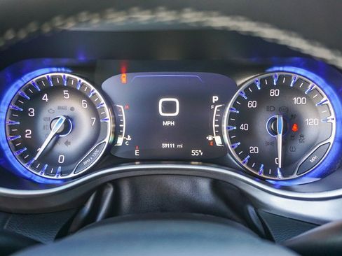 Used 2024 Chrysler Pacifica Touring-L image 22