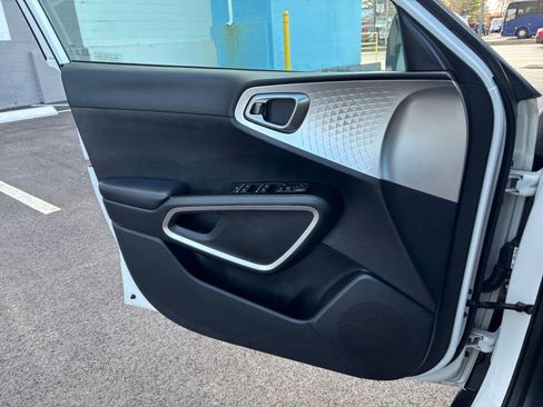 Used 2025 Kia Soul LX w/ LX Technology Package FWD image 18