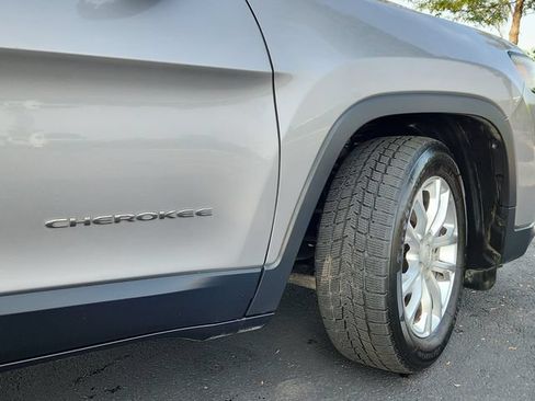 Used 2019 Jeep Cherokee Latitude w/ Popular Appearance Group FWD image 18