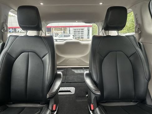 Used 2024 Chrysler Pacifica Limited FWD image 27