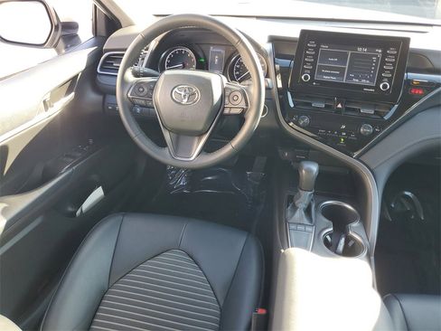 Used 2022 Toyota Camry SE image 11
