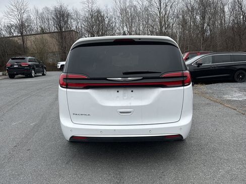 Used 2025 Chrysler Pacifica Select image 5