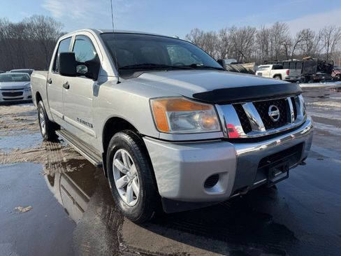 Used 2015 Nissan Titan SV image 7