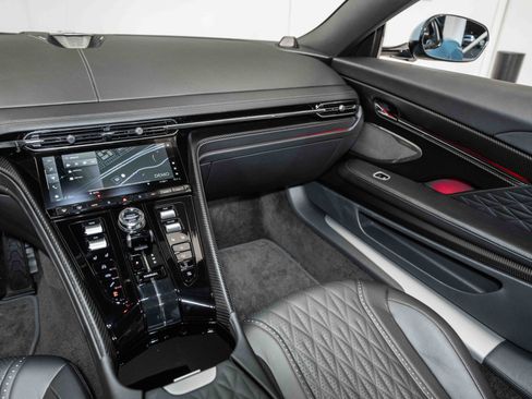 Used 2024 Aston Martin DB12 Coupe image 19