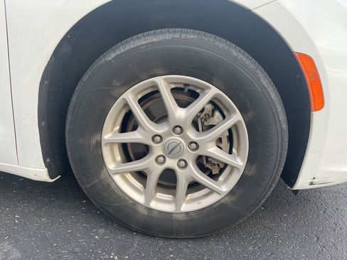 Used 2024 Chrysler Pacifica Touring-L image 12