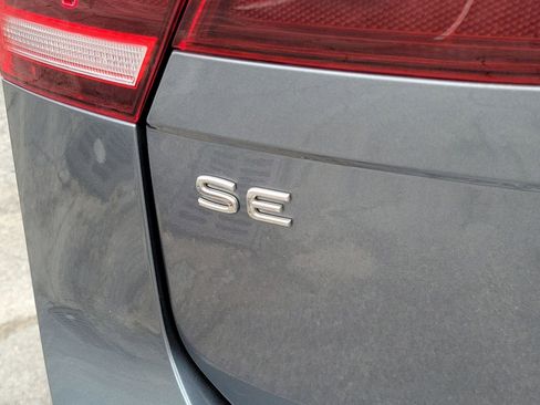 Used 2022 Volkswagen Tiguan SE R-Line image 8