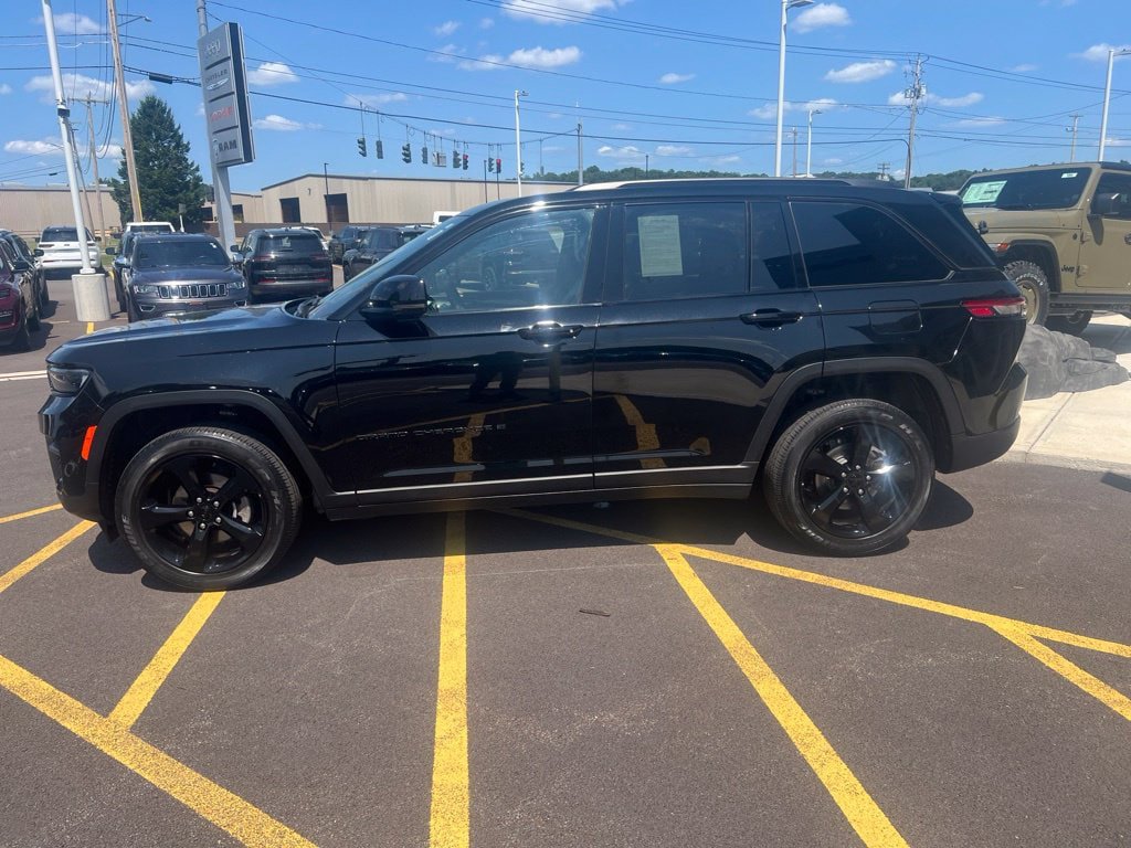 Used 2023 Jeep Grand Cherokee Altitude AWD/4WD image 8
