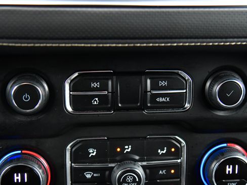 Used 2023 Chevrolet Suburban Premier image 26