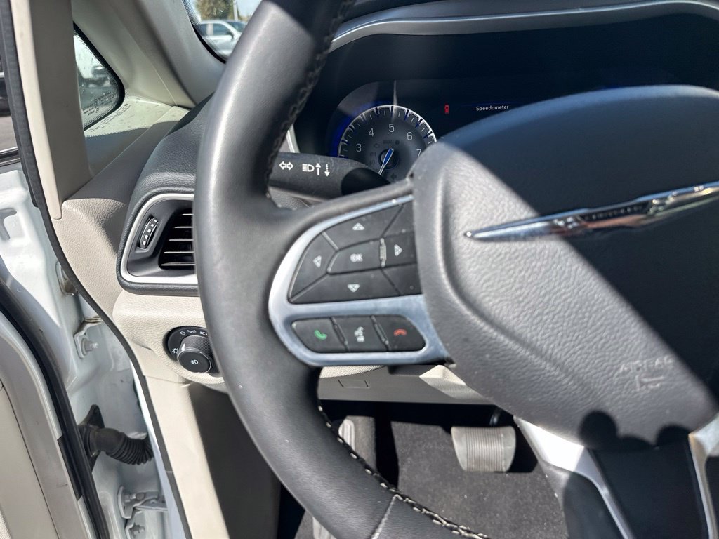 Used 2023 Chrysler Pacifica Touring-L FWD image 13