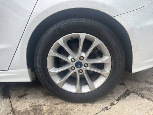 Used 2020 Ford Fusion SE FWD image 15