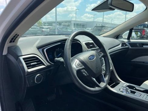 Used 2020 Ford Fusion SE w/ Equipment Group 151A FWD image 9