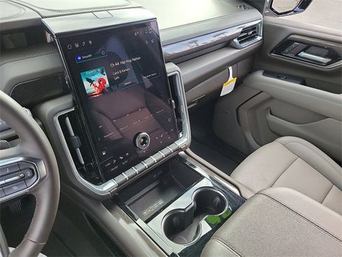 Used 2025 GMC Yukon XL Elevation w/ Technology Package image 17