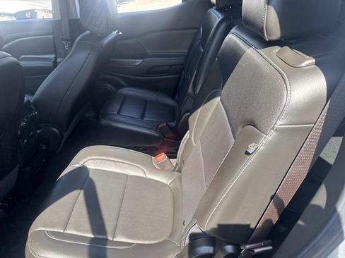 Used 2023 GMC Acadia SLT AWD/4WD image 20