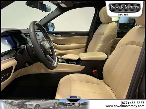 Used 2023 Jeep Grand Cherokee Limited w/ Luxury Tech Group II image 17