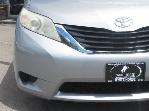 Used 2011 Toyota Sienna LE FWD image 3