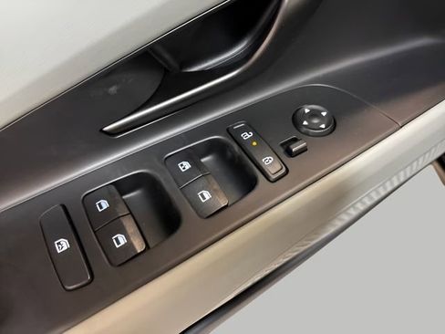 New 2025 Hyundai Elantra Limited image 13