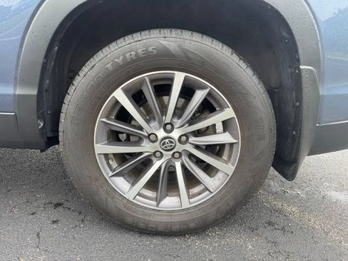 Used 2019 Toyota Highlander XLE AWD/4WD image 11