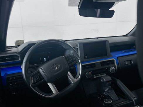 Used 2025 Toyota Tacoma TRD Off-Road image 18