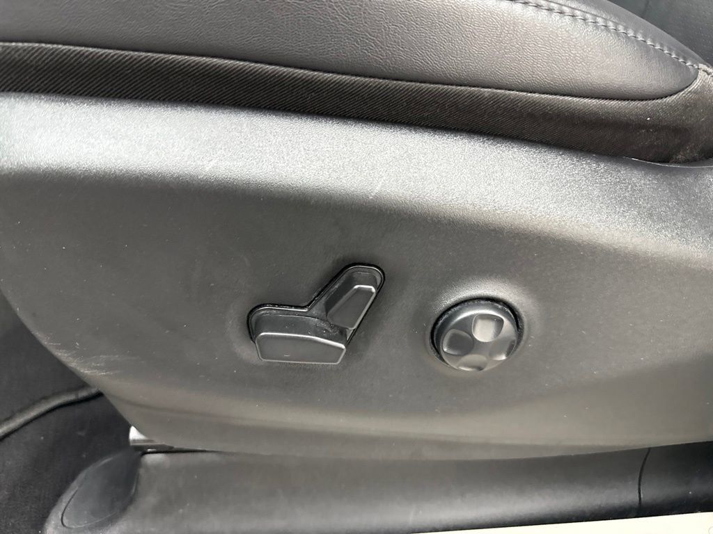 Used 2024 Chrysler Pacifica Touring-L FWD image 16