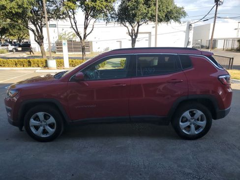 Used 2019 Jeep Compass Latitude FWD image 3