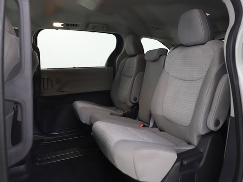 Used 2022 Toyota Sienna LE image 19