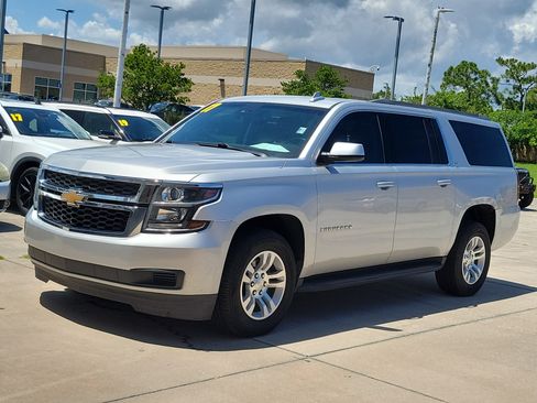 Used 2017 Chevrolet Suburban LT RWD image 2