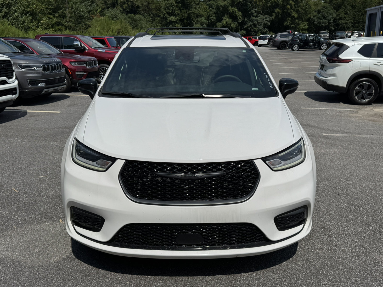 Used 2025 Chrysler Pacifica Limited FWD image 2