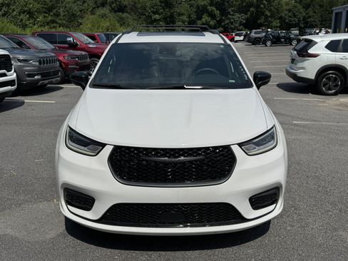 Used 2025 Chrysler Pacifica Limited FWD image 2
