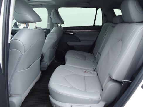 Used 2024 Toyota Highlander Limited AWD/4WD image 31